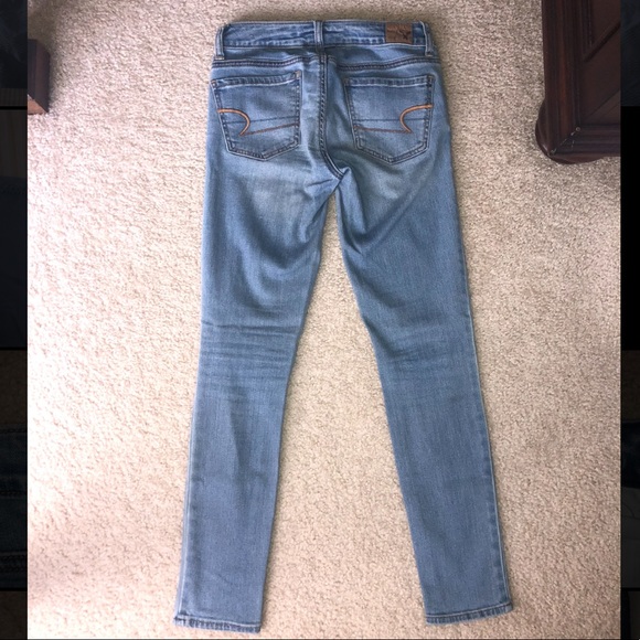American Eagle Lightwash Jeans - Picture 2 of 6